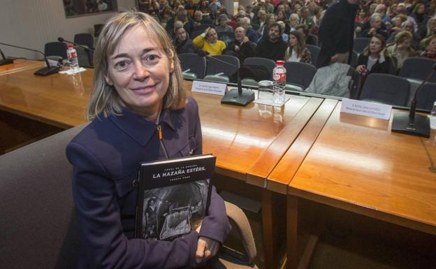 La periodista Teresa Cobo, subdirectora de El Diario Montañés, posa con su libro 'La hazaña estéril', en la sede del Ateneo de Santander. 