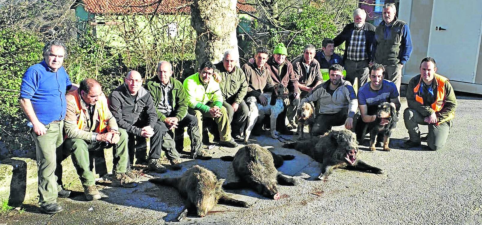 Miembros de la cuadrilla 23 de Los Corrales, que dirige Romanín Varela, con tres ejemplares cazados en Fresneda Gesía.