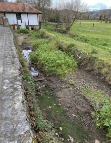 Imagen secundaria 2 - La acumulación de áridos evita que el agua del Saja llegue al canal de Carrejo