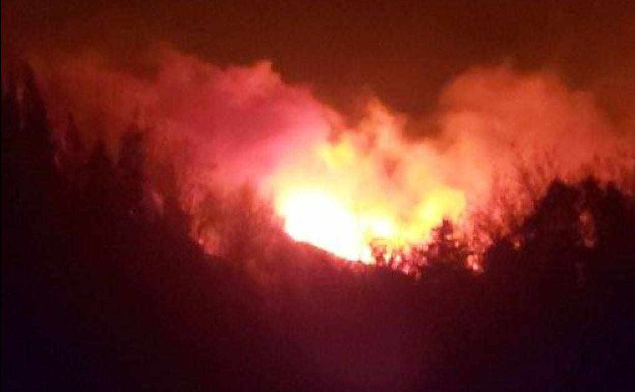 Imagen del importante incendio registrado ayer a última hora de la tarde en la zona de Toranzo.