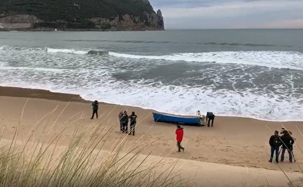 Buscan a un náufrago en Laredo arrastrado por la corriente al volcar su barco por el fuerte oleaje