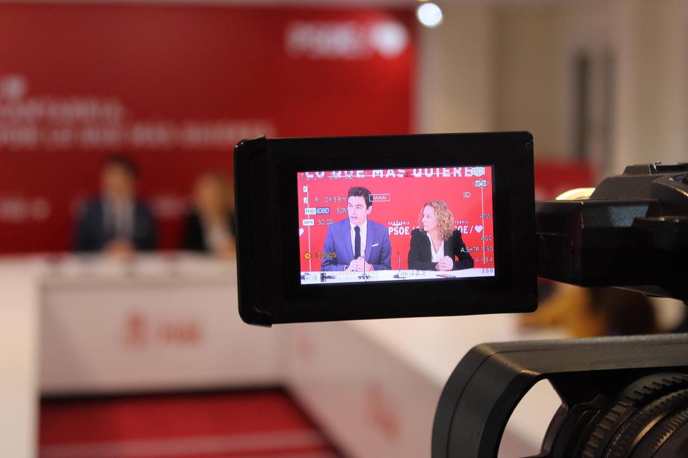 Rueda de prensa de Pedro Casares e Isabel Fernández, esta mañana.