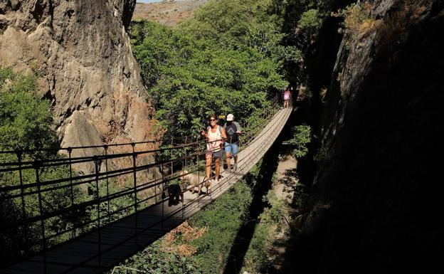 Cahorros de Monachil (Granada). Situada en la comarca de la Vega de Granada, muy cercana a la Alhambra y a solo 8 km de Granada capital. Esta ruta de 9 km (ida y vuelta) bordea el río Monachil y transcurre por un impresionante paisaje por el que los senderistas tendrán que avanzar entre las paredes y por zonas muy estrechas. En esta ruta encontraremos también un puente colgante de 63 metros.