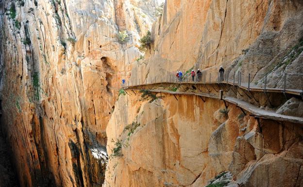 Caminito del Rey (Málaga). Hasta hace poco el Caminito del Rey era considerada uno de los senderos más peligrosos de España. Pero después de pasar 25 años cerrado y desde su renovación, ha pasado a convertirse en uno de los más seguros pero igualmente sigue estando entre los más impresionantes. ¿La razón? Este sendero transcurre por el desfiladero de los Gaitanes, a más de 100 metros de altura y por encima del río Guadalhorce, que ha excavado este gran cañón.