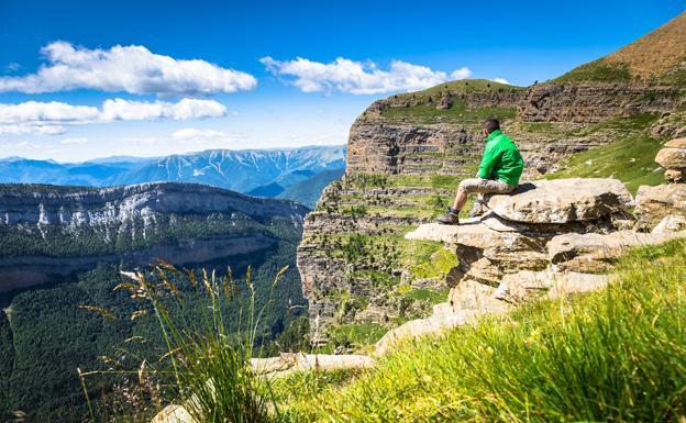 Faja de las Flores (Huesca). La Faja de las Flores es un pequeño sendero situado en lo alto del valle de Ordesa, una ruta clásica pero no fácil. Un total de 15 km y de unas siete horas de caminata, en las que hay que superar los 1000 metros de desnivel y en las que nos encontraremos con un balcón de unos 3 km de longitud en la zona del Valle de Ordesa. Desde él contemplaremos una de las vistas más impresionantes de esta ruta. La anchura de esta senda es de unos 3 a 7 metros y discurre entre farallones verticales de más de mil metros de caída.