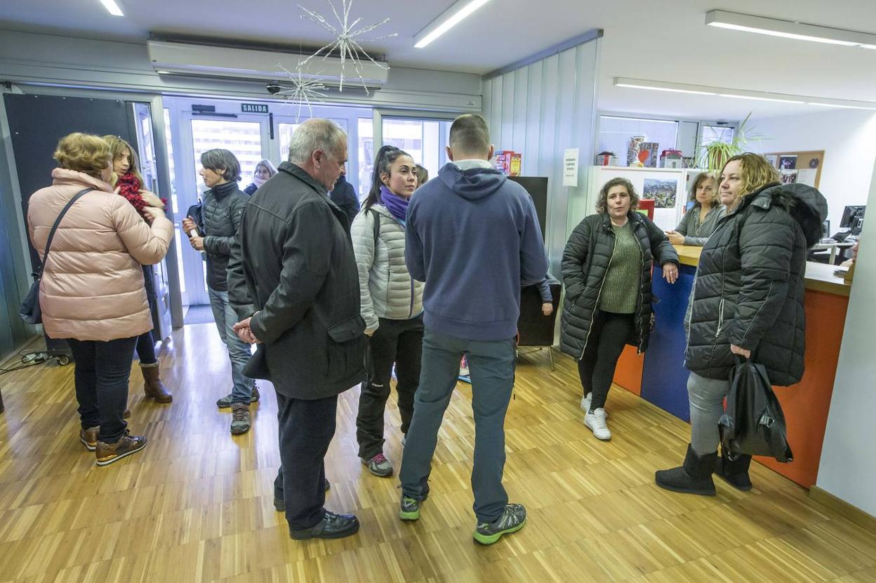 Los vecinos aguardaron a la entrada del centro cívico para hablar con los responsables de Gesvicán. 