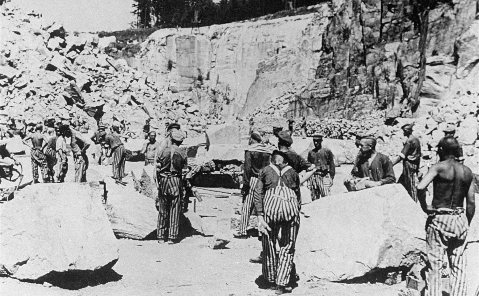 Prisioneros judíos trabajando en la cantera de Mauthausen.