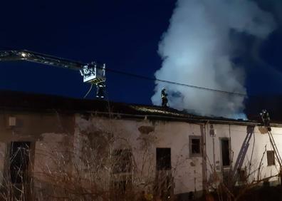 Imagen secundaria 1 - Vivienda de Santa Cruz de Molledo donde ayer se registró un incendio.