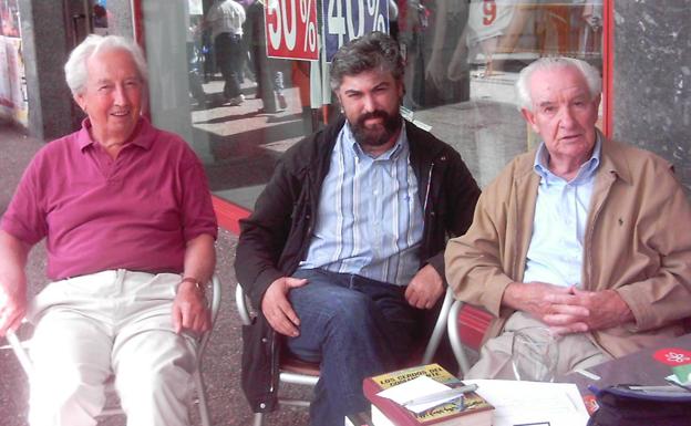 Lázaro Nates (izquierda) y Ramiro Santiesteban (derecha) en 2009 junto a Vicente Vega, director del documental ´Cántabros en Mauthausen´.