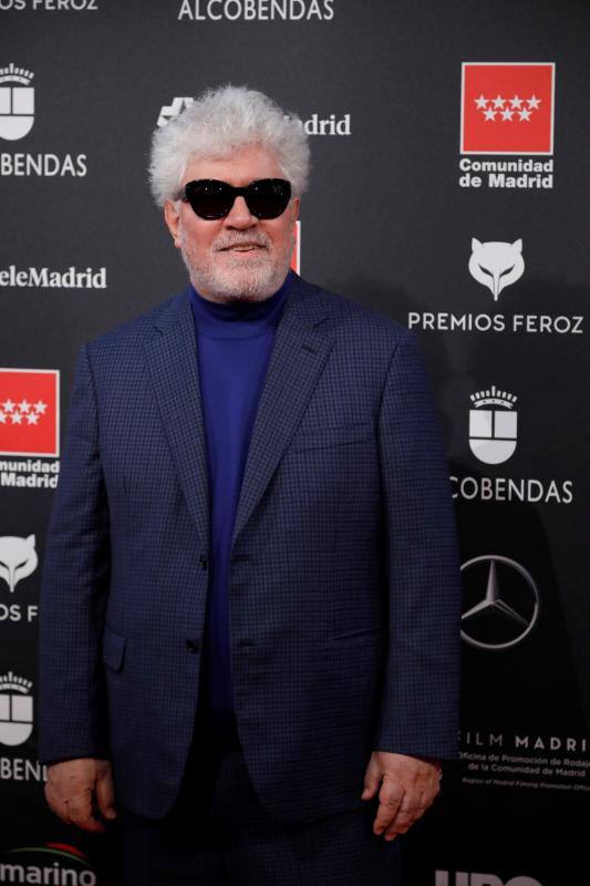 Pedro Almodóvar se decantó por un traje azul con jersey de cuello subido y sus ya míticas gafas de sol.