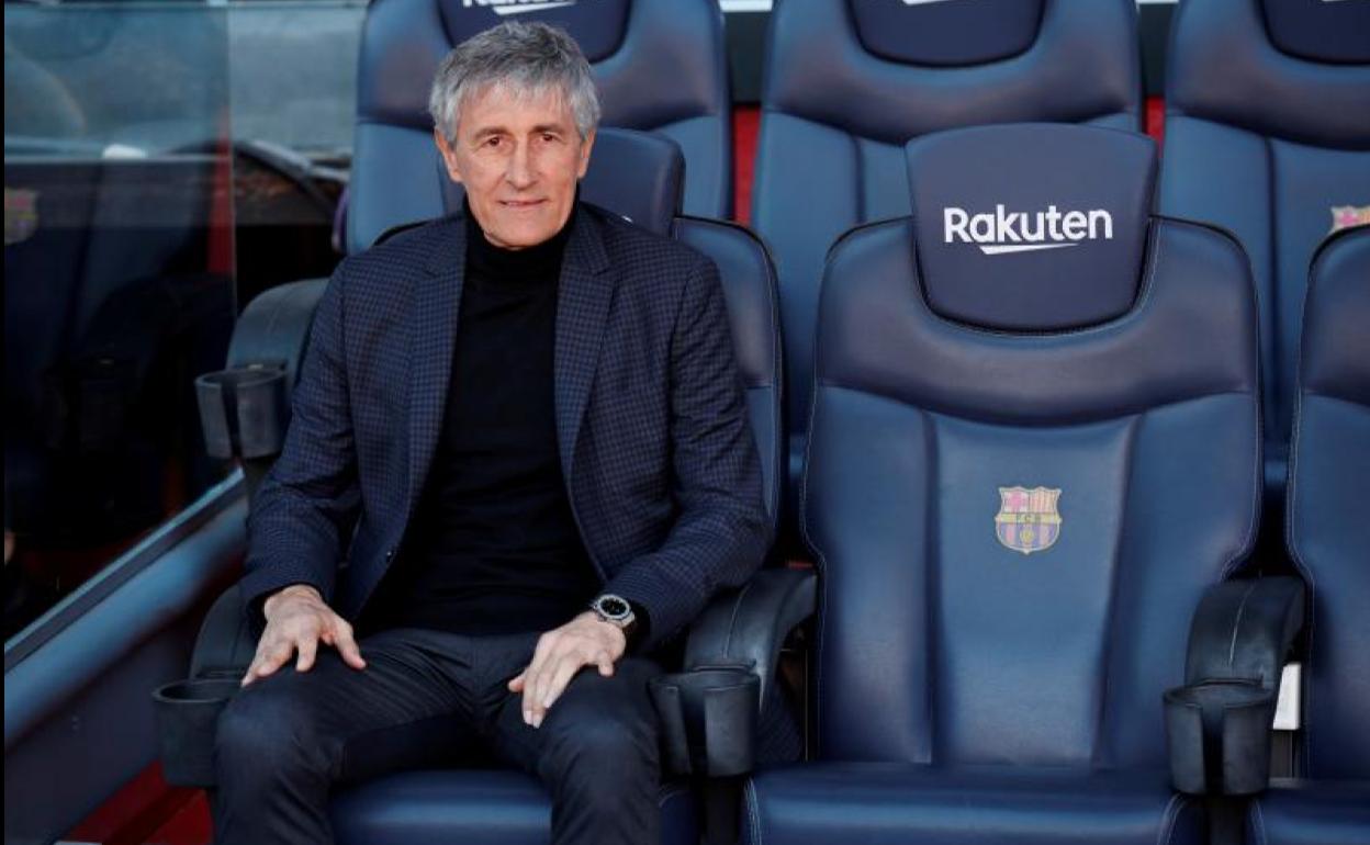 Quique Setién, en el banquillo del Camp Nou durante su presentación como nuevo técnico del Barça. 