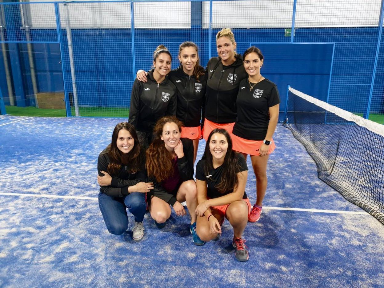 Las jugadoras del Mármoles Gundín Invictus posan tras un partido. 