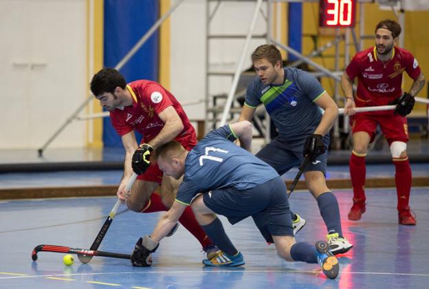 Toni Sanz pugna con un jugador de Eslovenia para llevarse la pelota. :