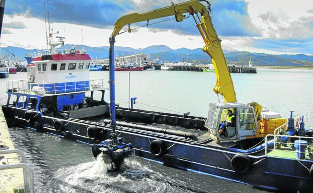 La campaña de dragado se iniciará en el puerto de Santoña, donde la draga comenzará a operar en el mes de marzo y se estima que esté operativa hasta mediados de abril.