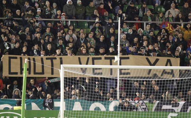 La Gradona expuso una pancarta durante el partido en la que señaló directamente al director deportivo. Las protestas fueron unánimes. 