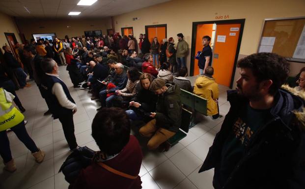 Los opositores, esta mañana, esperando al llamamiento en las pasillos de la Facultad de Económicas de la UC.