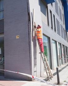 Imagen secundaria 2 - Arriba, socavón producido en 2013 en una acera acera entre la rotonda y El Corte Inglés, que estuvo meses en estas condiciones. Debajo, imagen de inundaciones: los vecinos lucharon a lo largo de los años por que se construyera un colector que evitara acumulaciones de agua cada vez que llovía. En la última foto, unas enormes grietas en un edificio causaron la alarma en 2018: los técnicos no encontraron relación con una mala cimentación