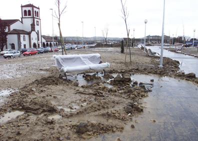 Imagen secundaria 1 - Arriba, socavón producido en 2013 en una acera acera entre la rotonda y El Corte Inglés, que estuvo meses en estas condiciones. Debajo, imagen de inundaciones: los vecinos lucharon a lo largo de los años por que se construyera un colector que evitara acumulaciones de agua cada vez que llovía. En la última foto, unas enormes grietas en un edificio causaron la alarma en 2018: los técnicos no encontraron relación con una mala cimentación