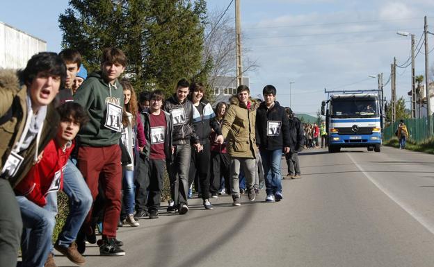 Movilización de la comunidad educativa del instituto de Viérnoles en 2014