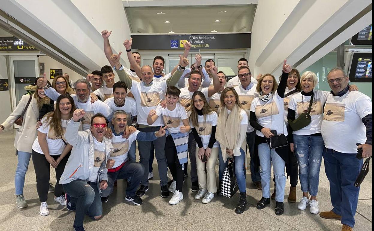 Familia y amigos de los cántabros Chus Puras y José Luis Peña se desplazaron hasta Loiu para recibir a los pilotos nada más llegar a España. 