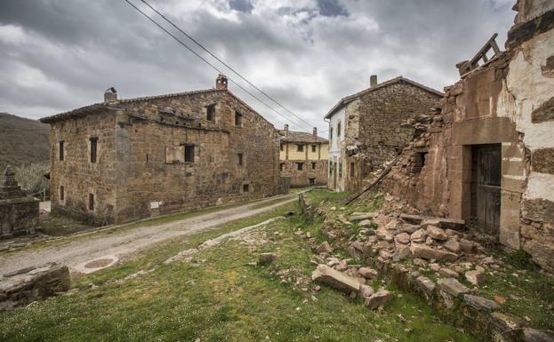 Reportaje sobre despoblación en la zona de Valderredible, el ayuntamiento más extenso y menos poblado de Cantabria.