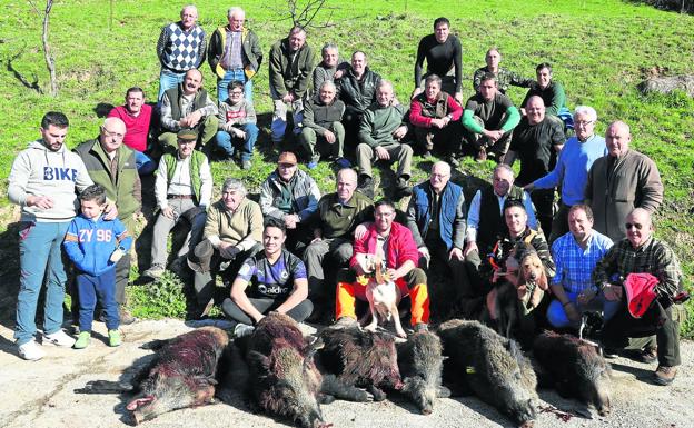 Cuadrilla 35, dirigida por Jaime Parra, con seis jabalíes abatidos en Dobra y Regaos. 