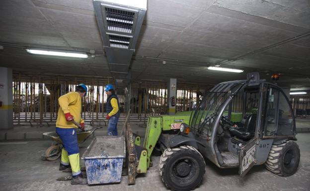 Los operarios trabajan para terminar la retenida de aguas.