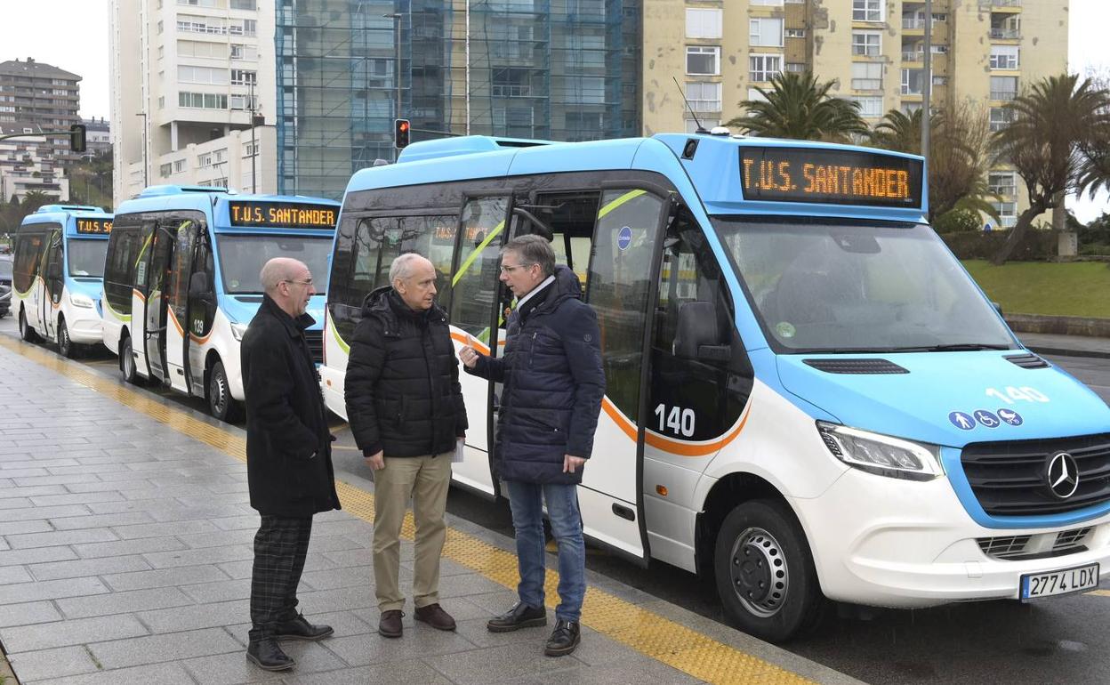 El TUS incorpora a su flota tres nuevos microbuses para cubrir la línea 16