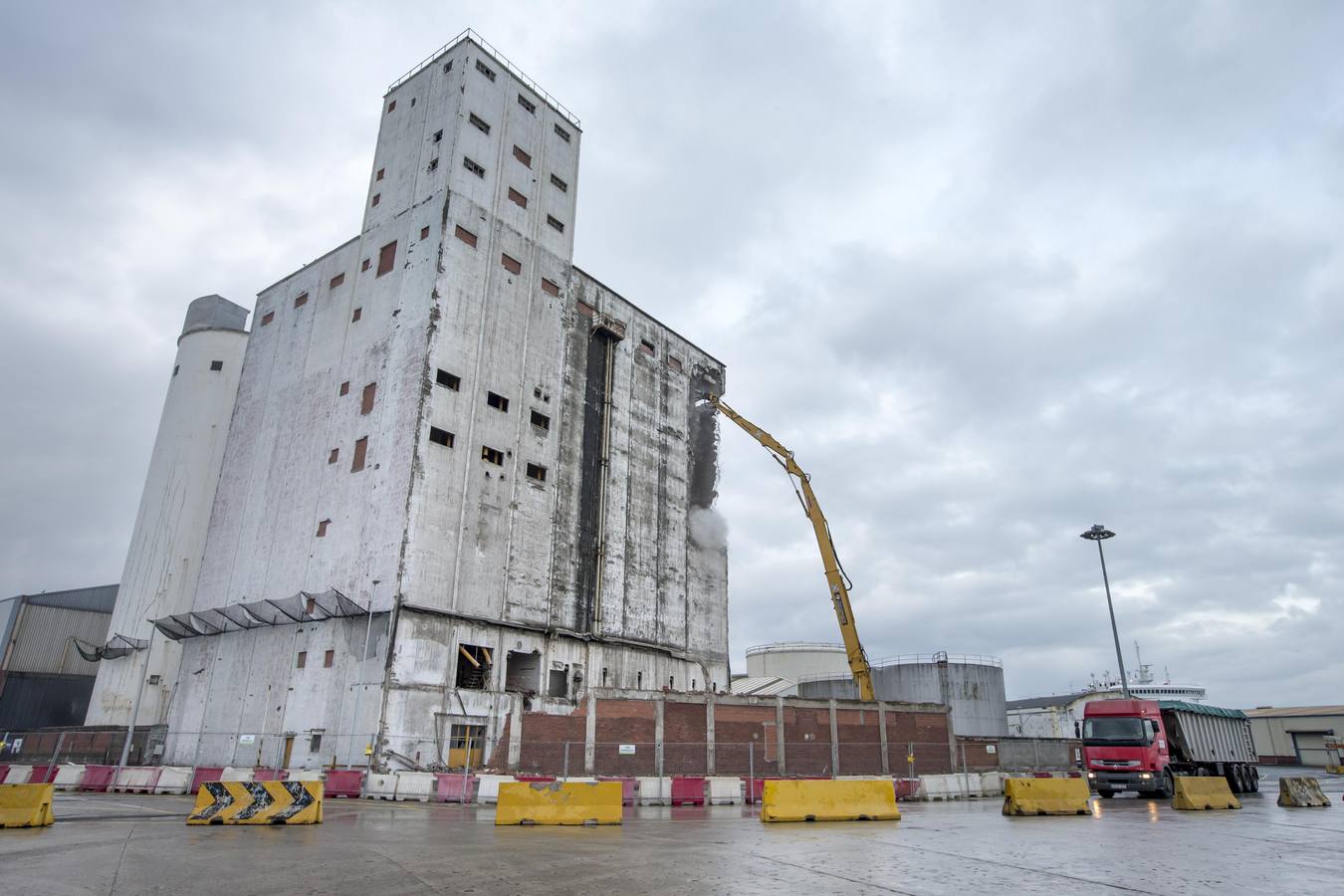 Comienza el derribo de los silos de Cementos Alfa del Barrio Pesquero