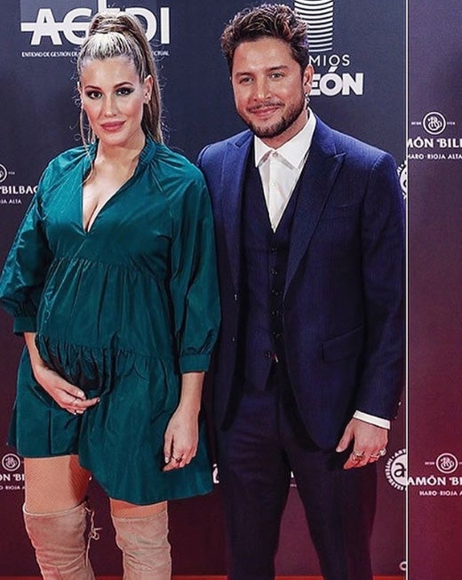 Manuel Carrasco, junto a su mujer, Almudena Navalón, que apostó por un vestido premamá verde botella.