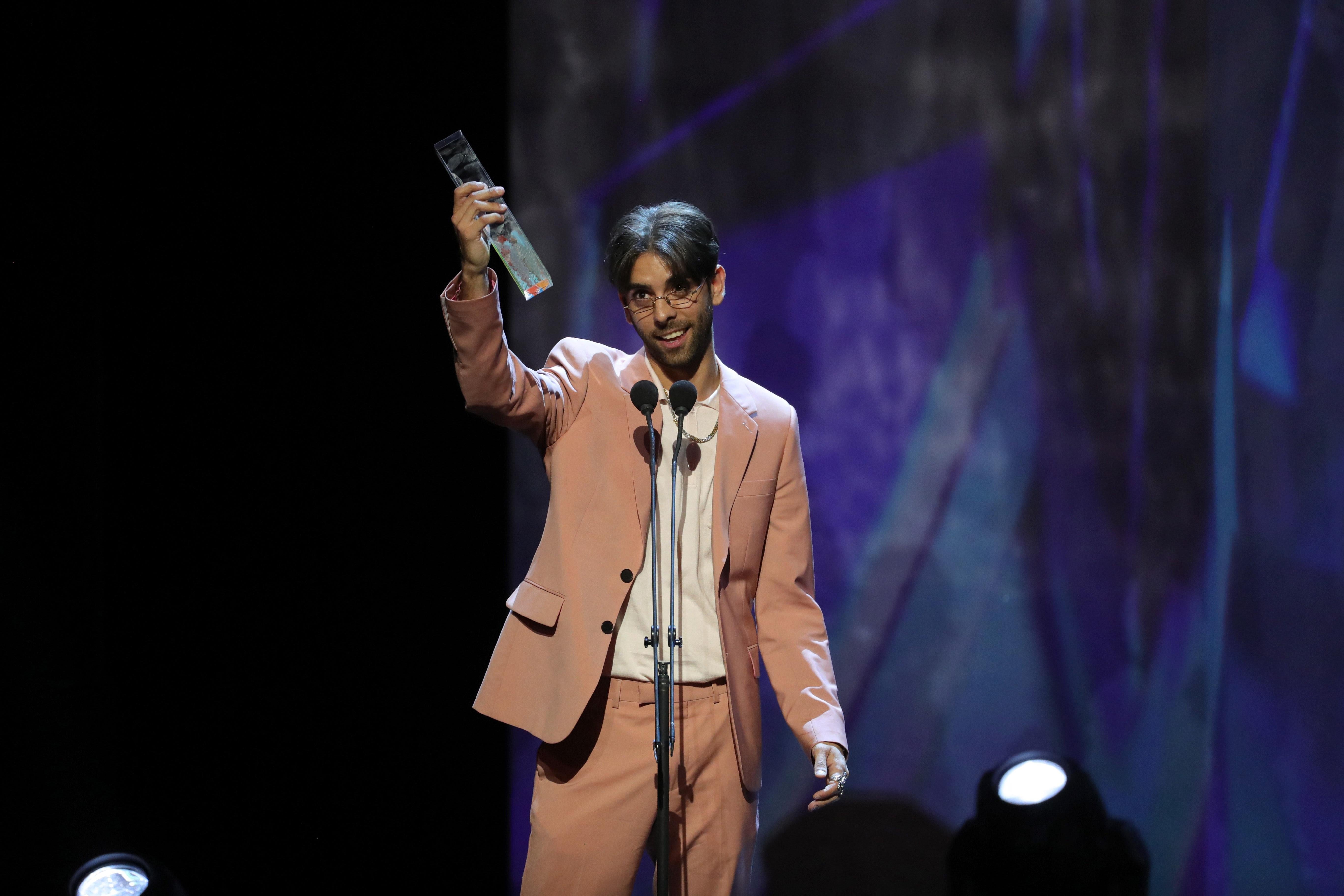 Don Patricio, ganador a la Mejor Canción, con un traje de chaqueta rosa