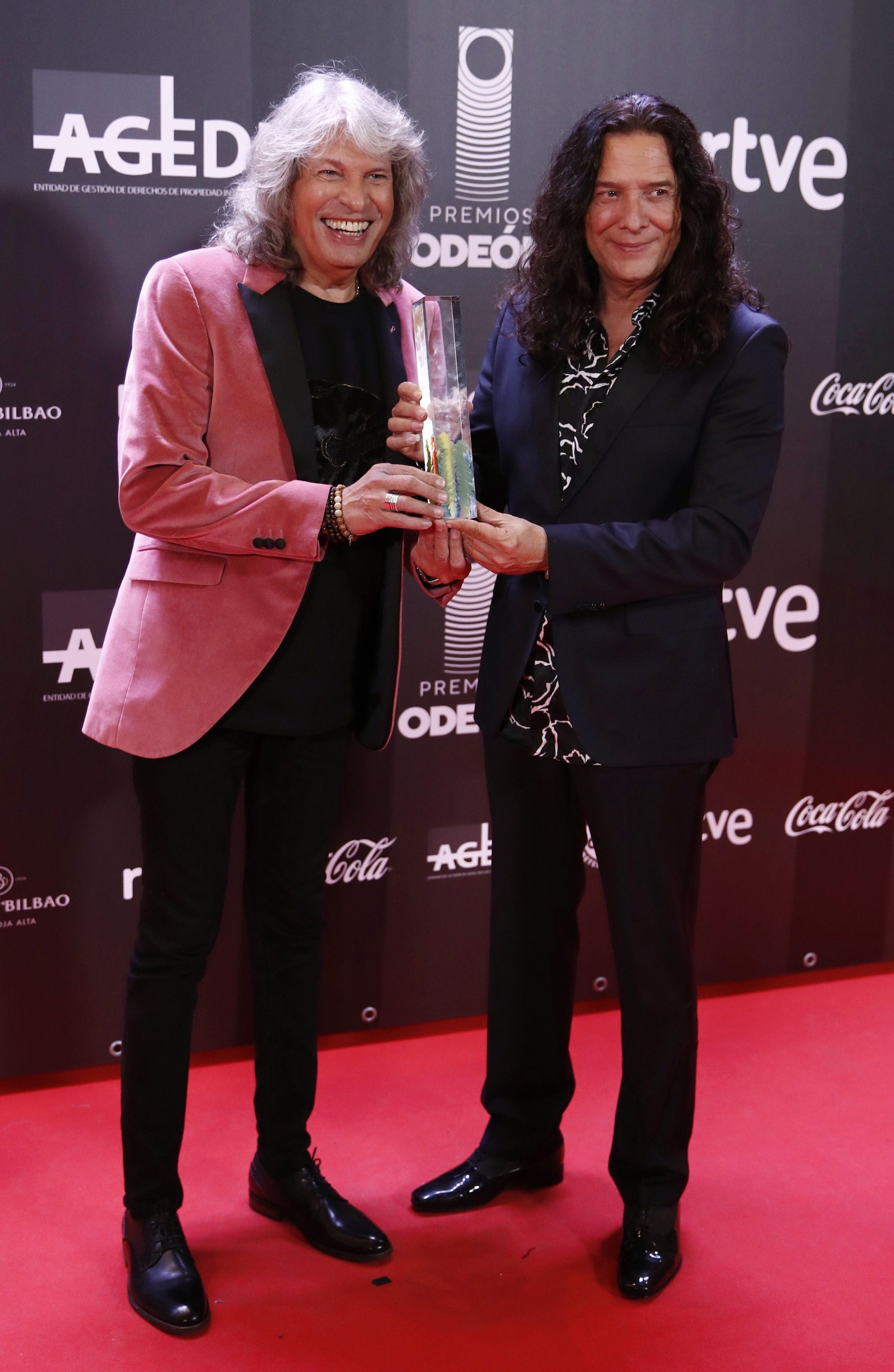 José Mercé, de negro y con americana de terciopelo rosa, junto a Tomatito, de negro y con camisa estampada, con el galardón al Mejor Álbum Flamenco.