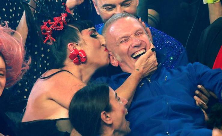 Rossy de Palma besa a Jean Paul Gaultier al finalizar el desfile.