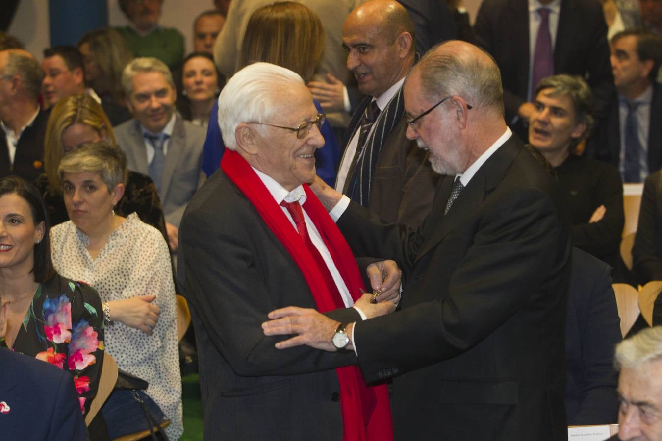 El Padre Ángel saluda a Mariano Fernández Bermejo.