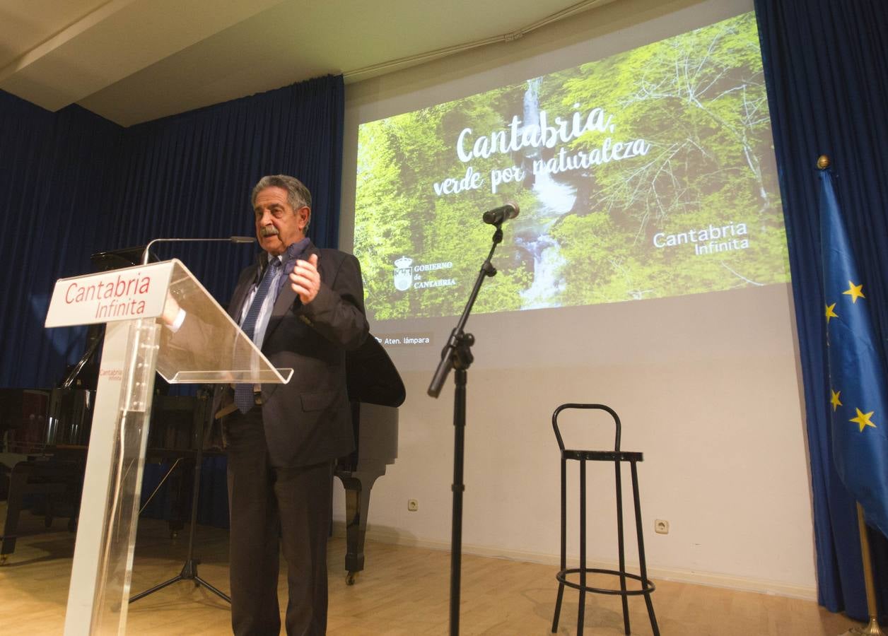 Revilla, durante su discurso en la Casa de Cantabria.