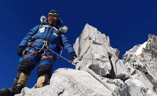 Alex Txikon llega al Campo 2 en el Ama Dablam