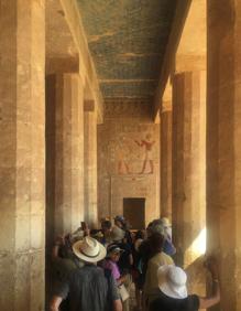 Imagen secundaria 2 - Un puente sobre el Mar Rojo, una vista del río Nilo y el interior del templo Deirel Bahari.