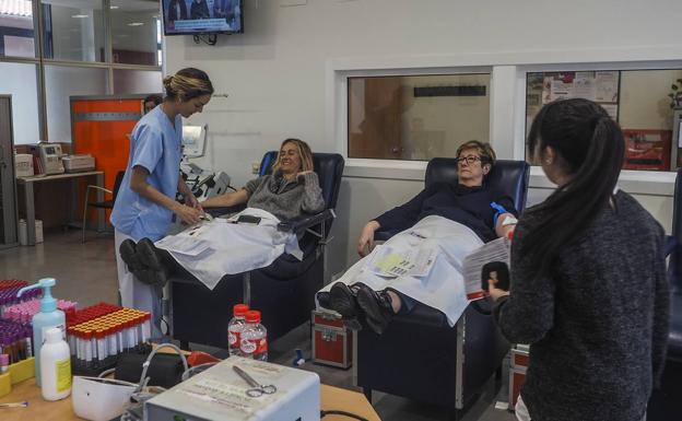 Imagen principal - Los cántabros acuden en masa a donar sangre