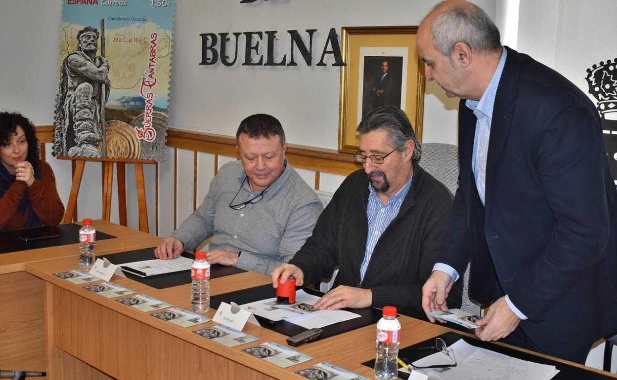 Óscar del Val, Luis Ignacio Argumosa y Modesto Fraguas, en la presentación del sello.