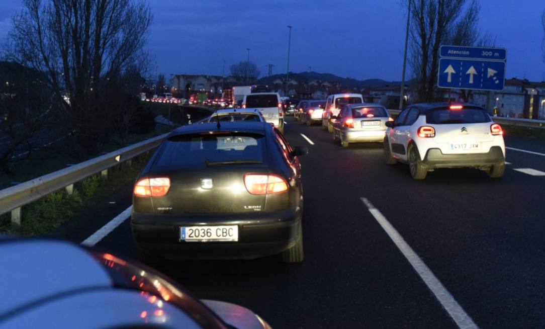 Importantes colas en la A-67 por el accidente múltiple.