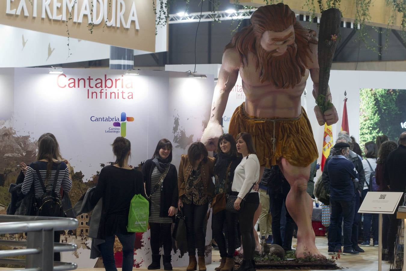 Un gran Ojáncano preside el estand de Cantabria y centra las fotos de los asistentes