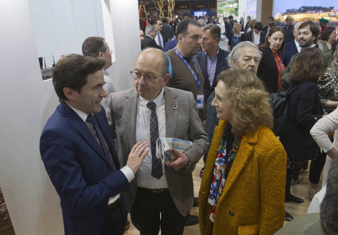 Pedro Casares (izquierda) junto al alcalde de San Vicente de la Barquera, Dionisio Luguera, y la senadora Isabel Fernández