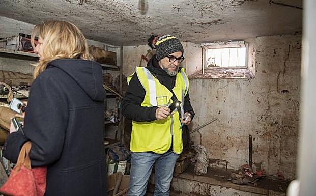Un especialista inspecciona la vivienda de una vecina.