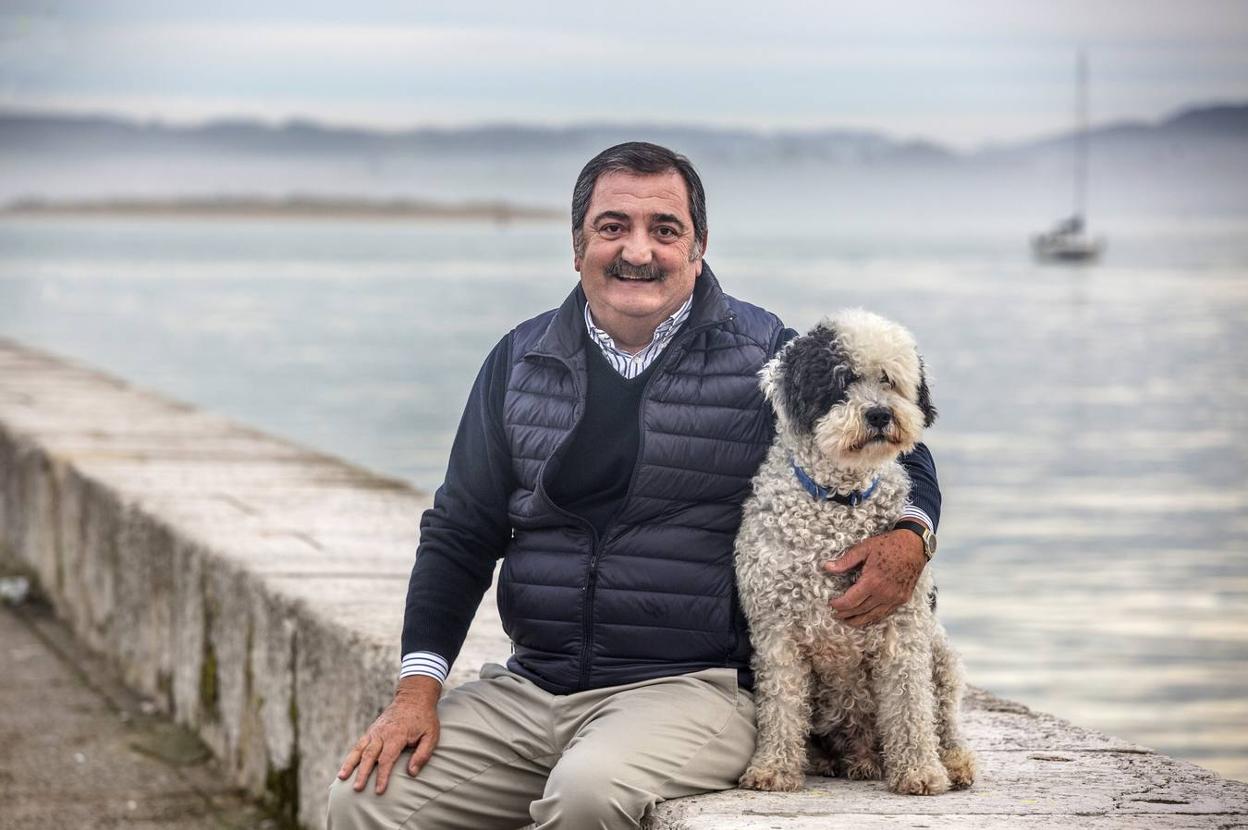 Gonzalo Piñeiro y Mule posan en el Paseo Marítimo, uno de sus paisajes predilectos.