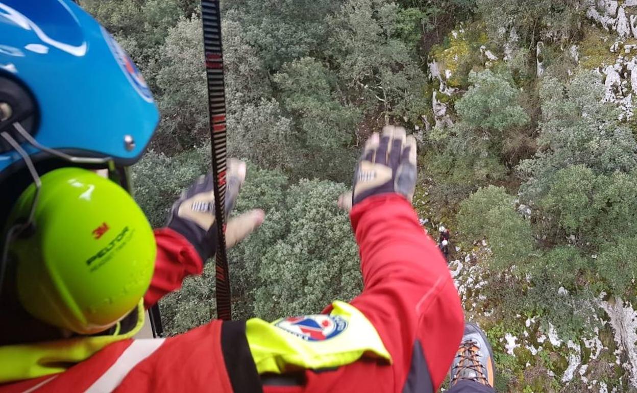 Los rescatadores del helicóptero, en el momento de la intervención.