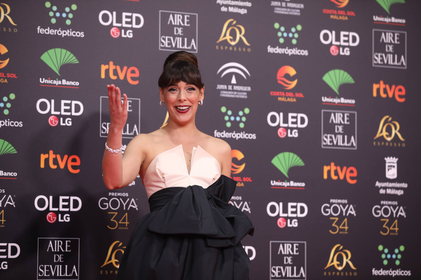 Como me alegro de que Belén Cuesta se llevase el premio a mejor actriz por su interpretación en 'La trinchera infinita'. Me encanta esta actriz. El sábado estaba espectacular en la alfombra roja con este vestido bicolor de Pertegaz, un diseño que la sentaba de lujo. Me recordaba a Audrey Hepburn.