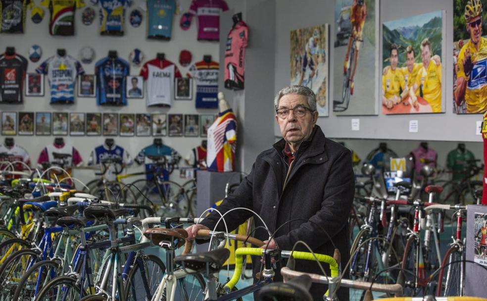 Santiago Revuelta, rodeado de algunas de las 303 bicicletas que guarda su museo y los más de 600 maillots que cuelgan de sus paredes. 