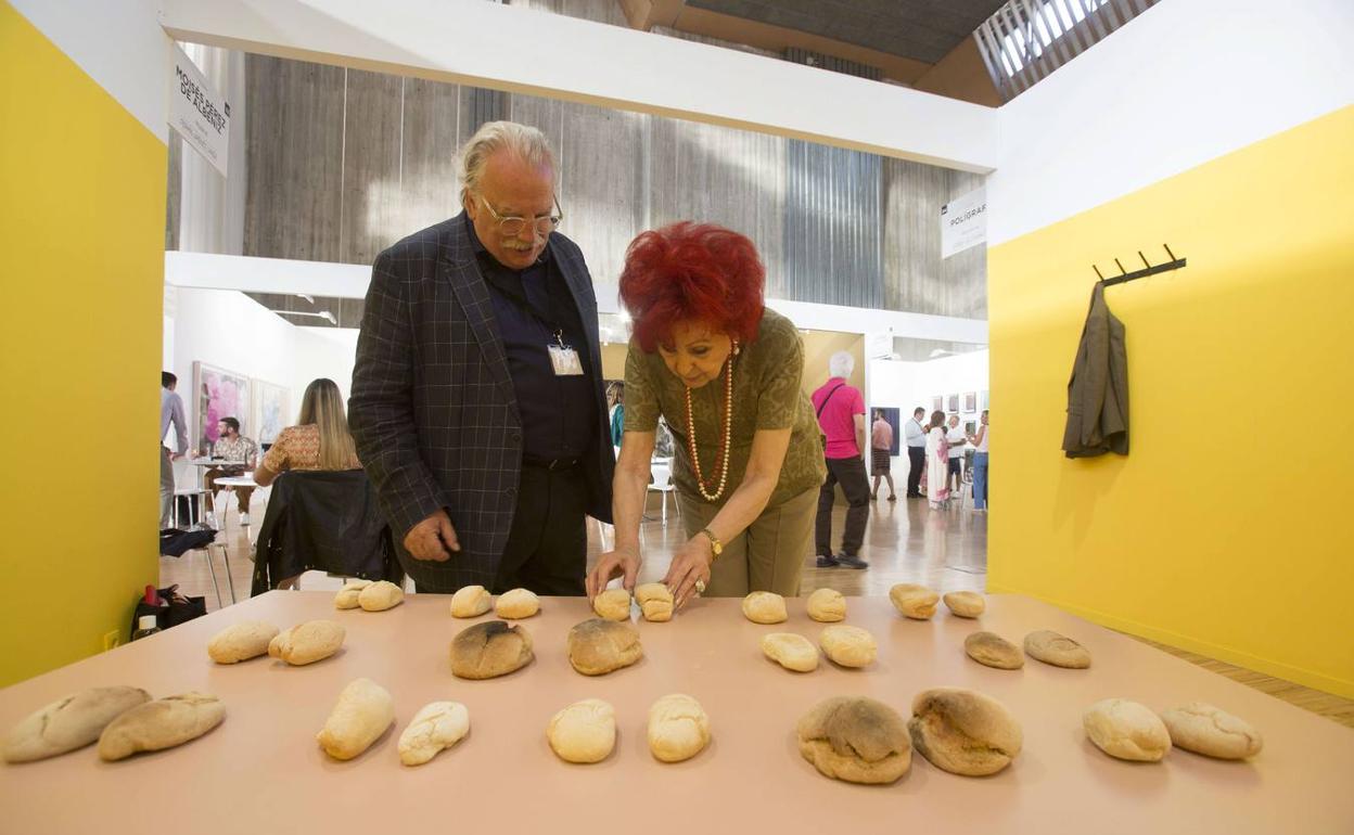 La galerista y coleccionista Juana de Aizpuru, en la feria, junto al galerista Moisés Pérez de Albéniz.