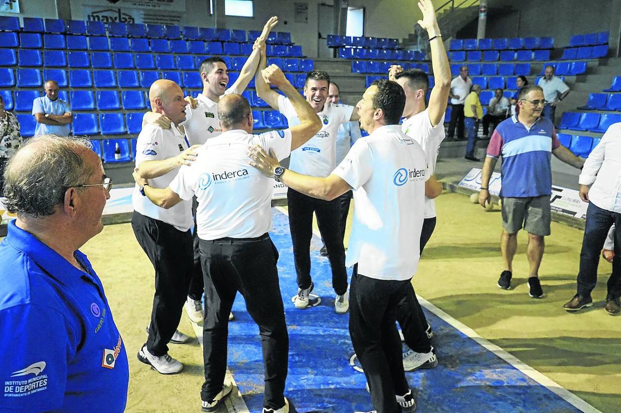 Los jugadores de Peñacastillo celebran su título de campeones de liga tras ganar a Roper. 