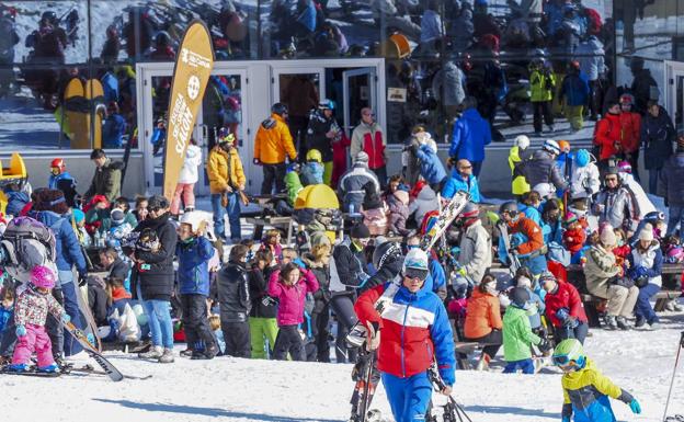 Muchas familias están disfrutando hoy de la nieve en la estación cántabra.